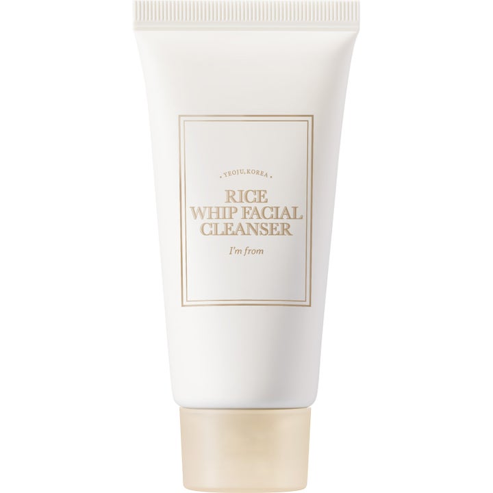 I'm from Rice Whip Facial Cleanser ansiktsrengöring som ger lyster i en vit tub med gulddetaljer och beige lock.