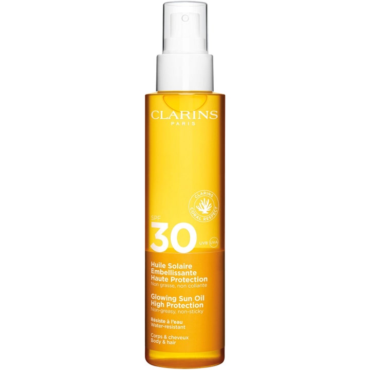 Clarins Glowing Sun Oil 150 ml clarins sololja med spf i en bärnstensfärgad sprayflaska som ger huden lyster.