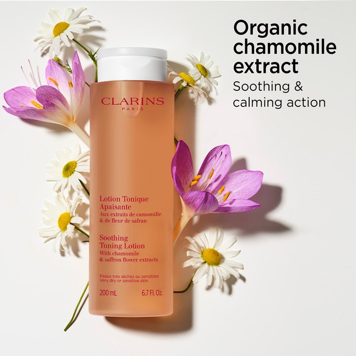 Clarins Soothing Toning Lotion 200 ml lugnande clarins toner för mycket torr hud omgiven av kamomill och blommor.