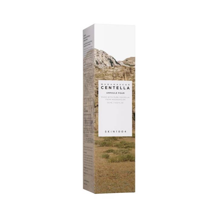 SKIN1004 Madagascar Centella Ampoule Foam 125 ml lugnande ansiktsskum i vit ytterförpackning med naturmotiv
