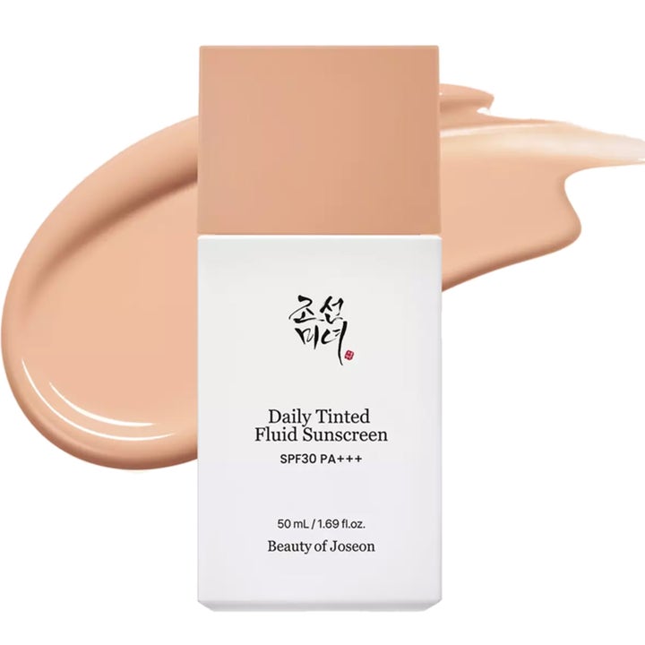 Beauty of Joseon Daily Tinted Fluid Sunscreen 50 ml tonad solkräm som ger lyster i vit flaska framför krämig textur