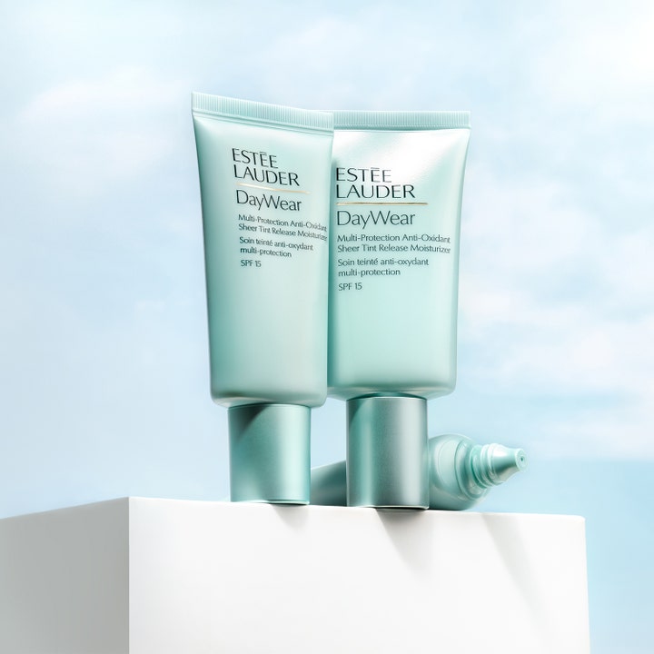 Estée Lauder DayWear Sheer Tint Release Moisturizer 50 ml dagkräm med solskydd i ljusgröna tuber mot en ljusblå himmel.