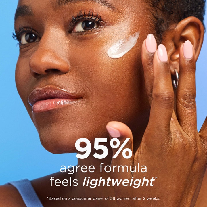 Elizabeth Arden Eight Hour Sun Hydraplay SPF40 50 ml daglig solskydd ansikte med lätt vit kräm på en kvinnas kind.