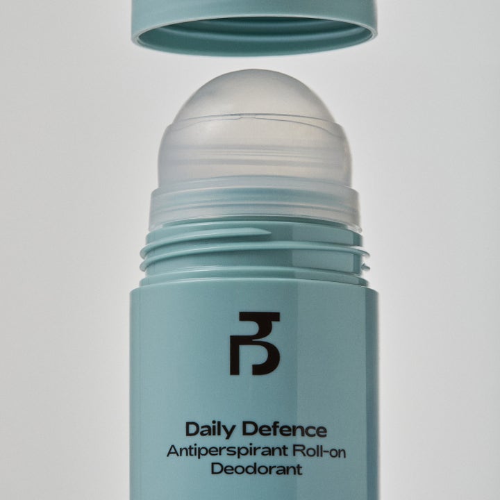 Bodyologist Daily Defence Antiperspirant Roll-on 50 ml i ljusblå förpackning med öppen kork och synlig kula.