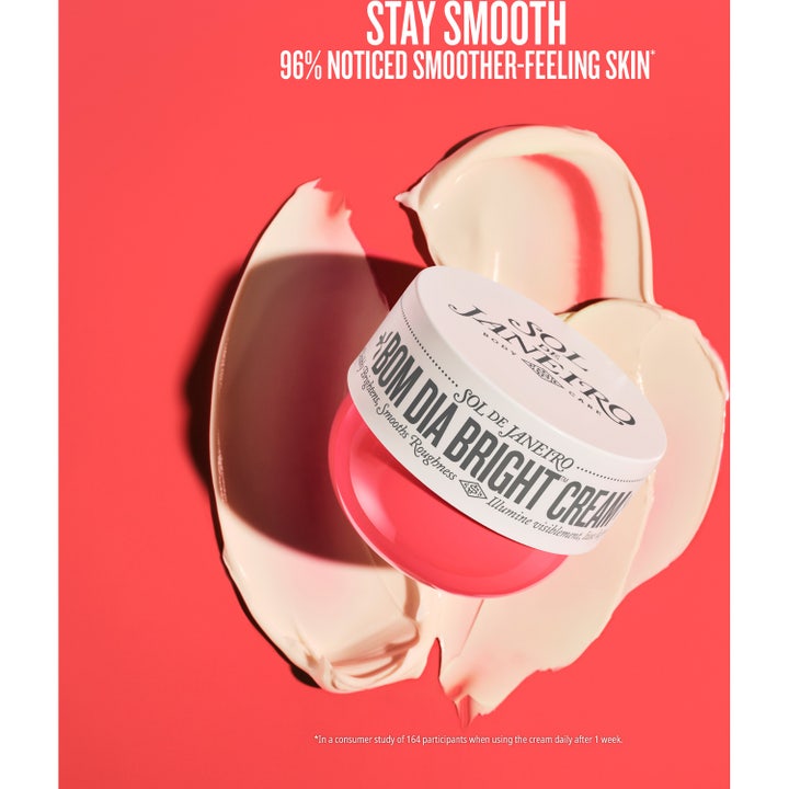 Sol de Janeiro Bom Dia Bright Cream 240 ml lystergivande body lotion med AHA och C-vitamin visas med färska plommon.