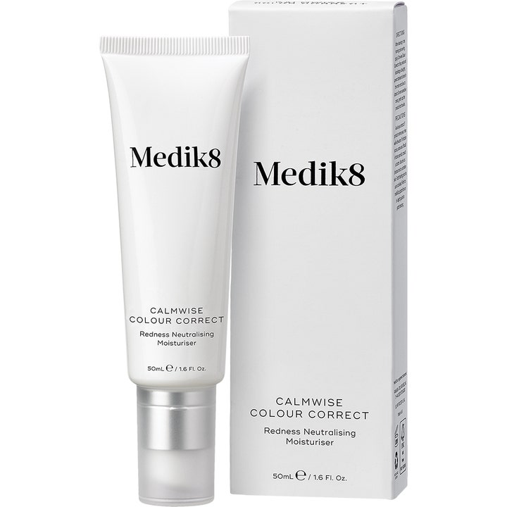 Medik8 Calmwise Colour Correct 50 ml rodnadsneutraliserare i vit tub med silverdetaljer och ytterkartong