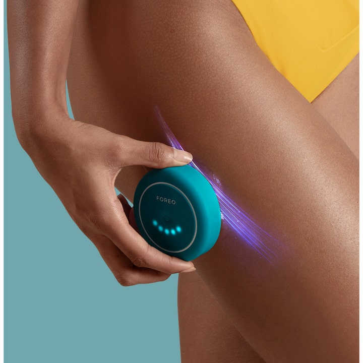 FOREO BEAR 2 body Evergreen 1 st mikroström för huduppstramning används på låret för toning.