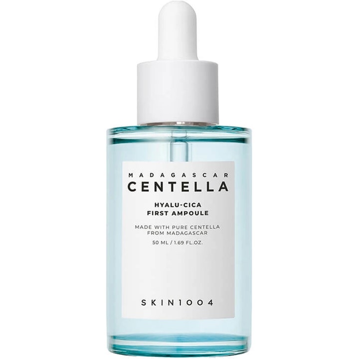 SKIN1004 Madagascar Centella Hyalu-Cica First Ampoule 50 ml återfuktande ansiktsserum i glasflaska med ljusblå vätska