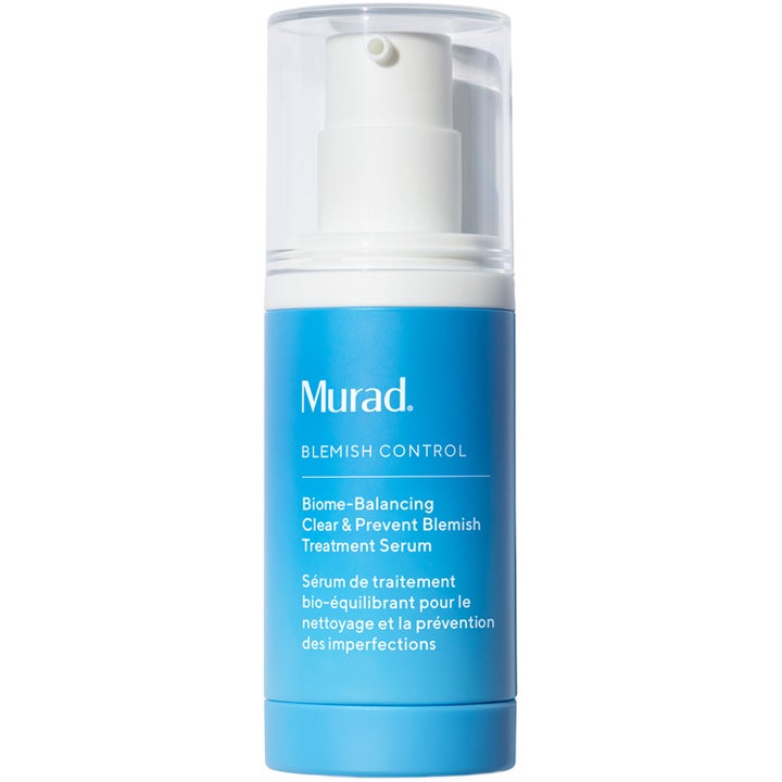 Murad Biome-Balancing Clear &amp; Prevent Blemish Treatment Serum anti akne mikrobiom i en blå pumpflaska med vitt lock