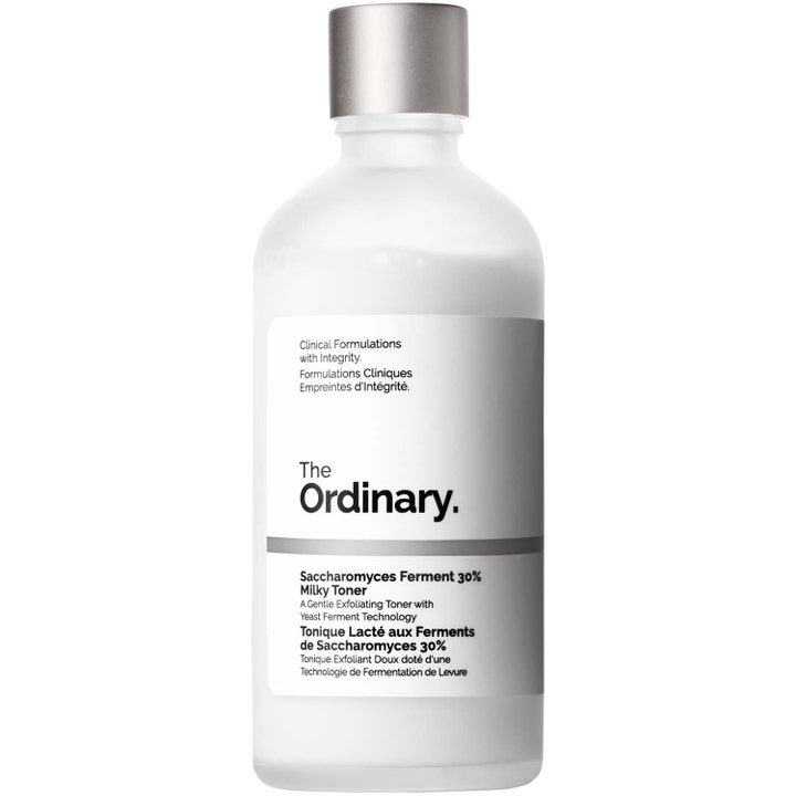 The Ordinary Saccharomyces Ferment 30% Milky Toner är en återfuktande milky toner i frostad flaska med silverkork.