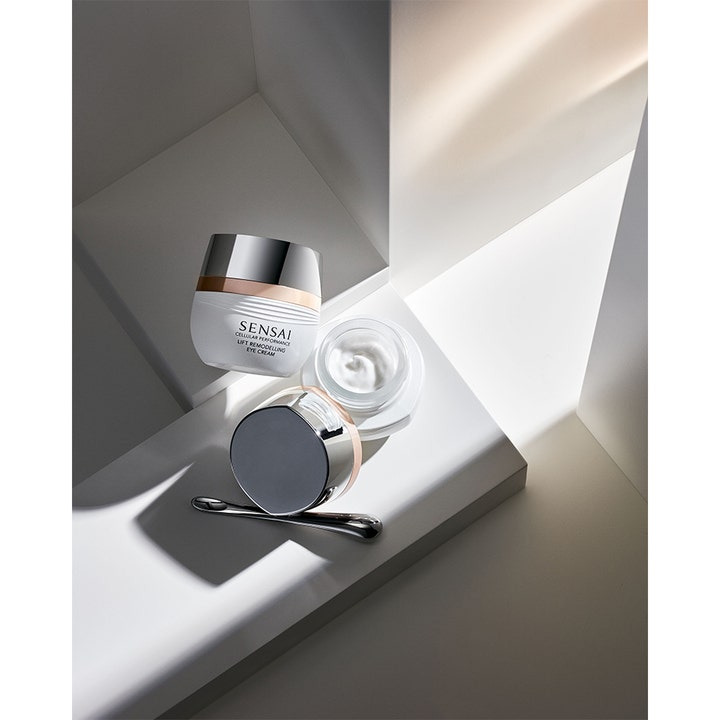 Sensai Cellular Performance Lift Remodelling Eye Cream 15 ml upplyftande ögonkräm i vit burk med krämig textur och applikator.