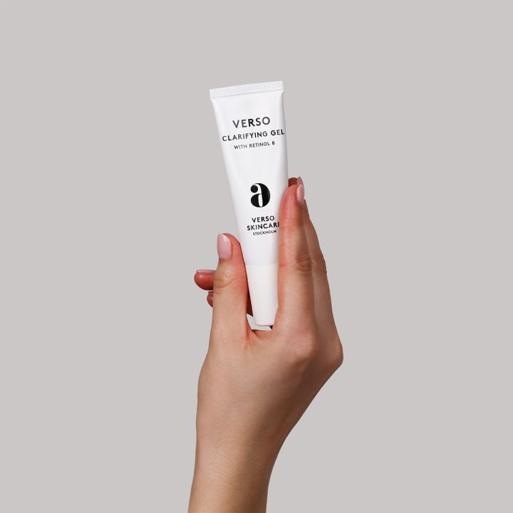 Verso Clarifying Gel With Retinol 8 30 ml ansiktsgel i vit tub som hålls i en hand för en jämnare hudton.