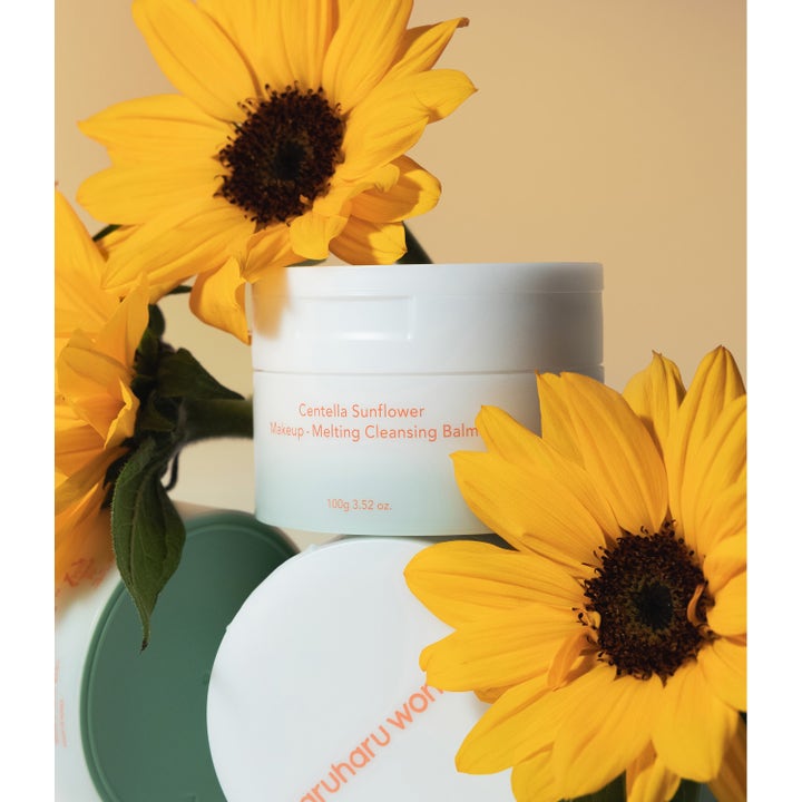haruharu wonder Centella Sunflower Makeup-Melting Cleansing Balm 100 g sminklösande rengöringsbalm i vit burk med solrosor