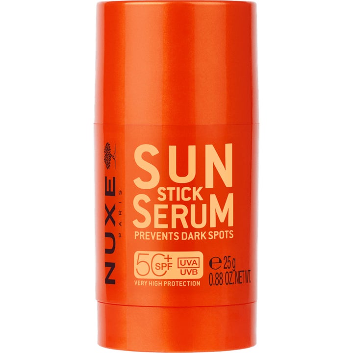 Nuxe Sun Stick Serum 25 g solskyddsstift SPF 50+ som motverkar pigmentfläckar i en orange hylsa med beige text
