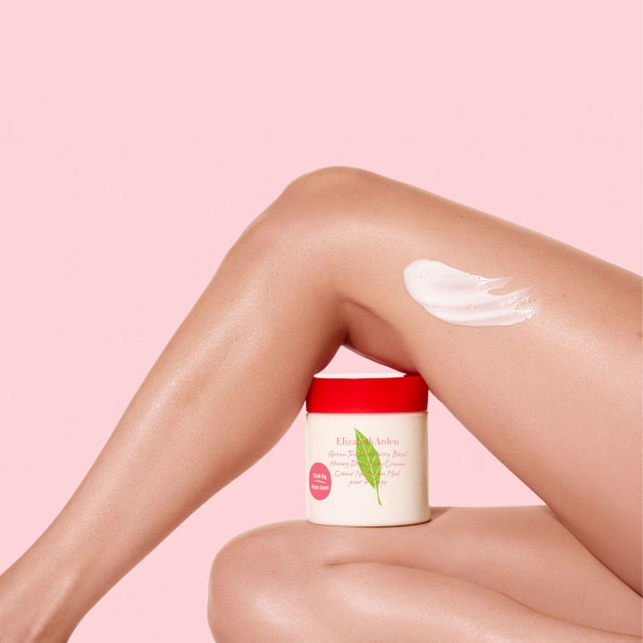 Elizabeth Arden Green Tea Strawberry Basil Honey Drops 500 ml kroppskräm med krämig vit textur på ben.