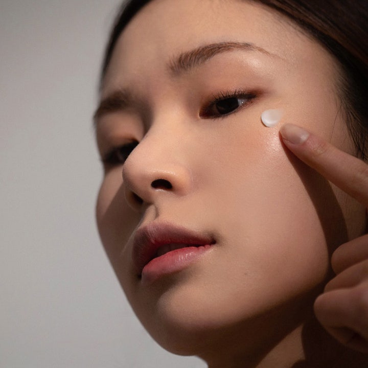 haruharu wonder Black Rice Bakuchiol Eye Cream 20 ml anti-aging ögonkräm appliceras med fingertopp under ögat.