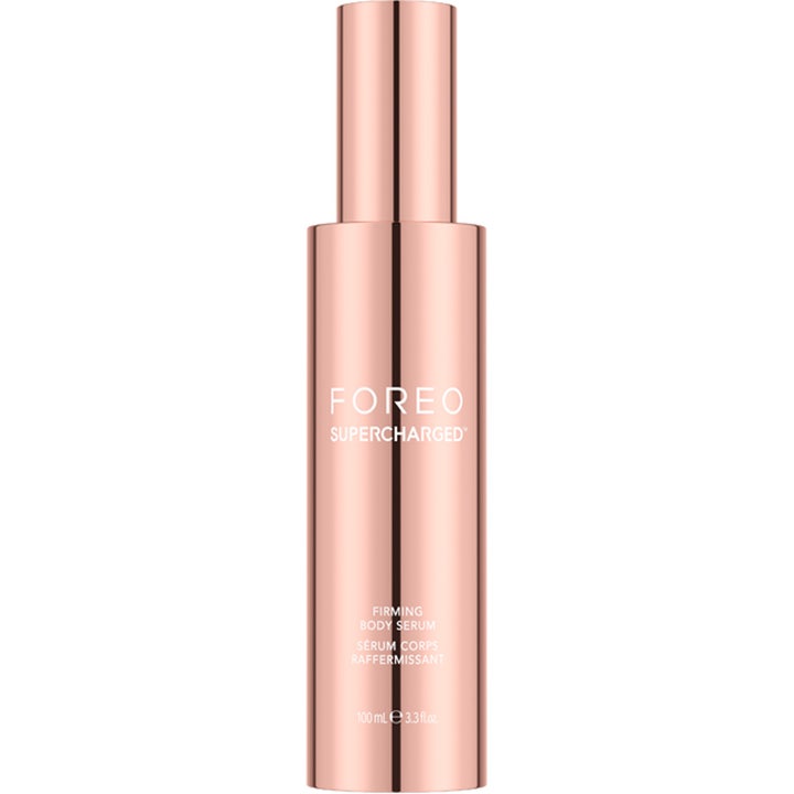 FOREO Supercharged Firming Body Serum 100 ml för huduppstramning i en elegant roséguldfärgad flaska.