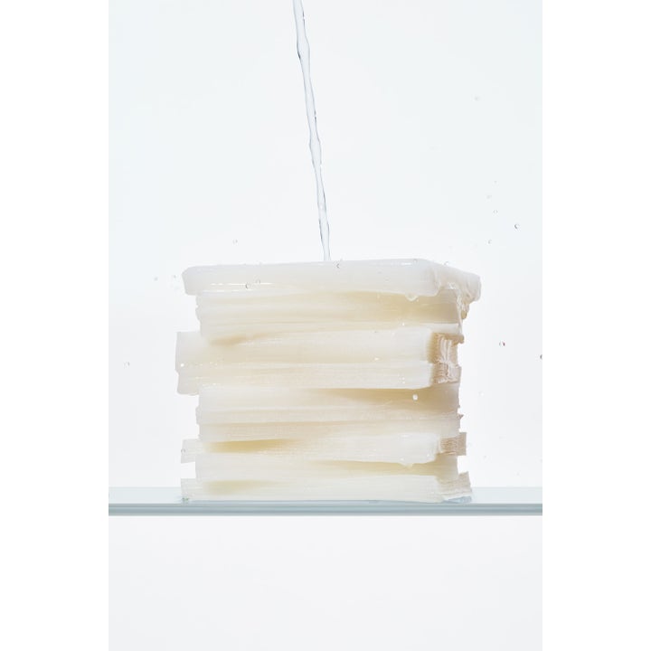 Klairs Freshly Juiced Vitamin Skin Prep Pads 80 st lystergivande pads i en stapel under rinnande vatten