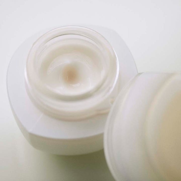 Sensai Absolute Silk Illuminative Cream 40 ml ansiktskräm för strålande hud i öppen vit burk med silkeslen textur.