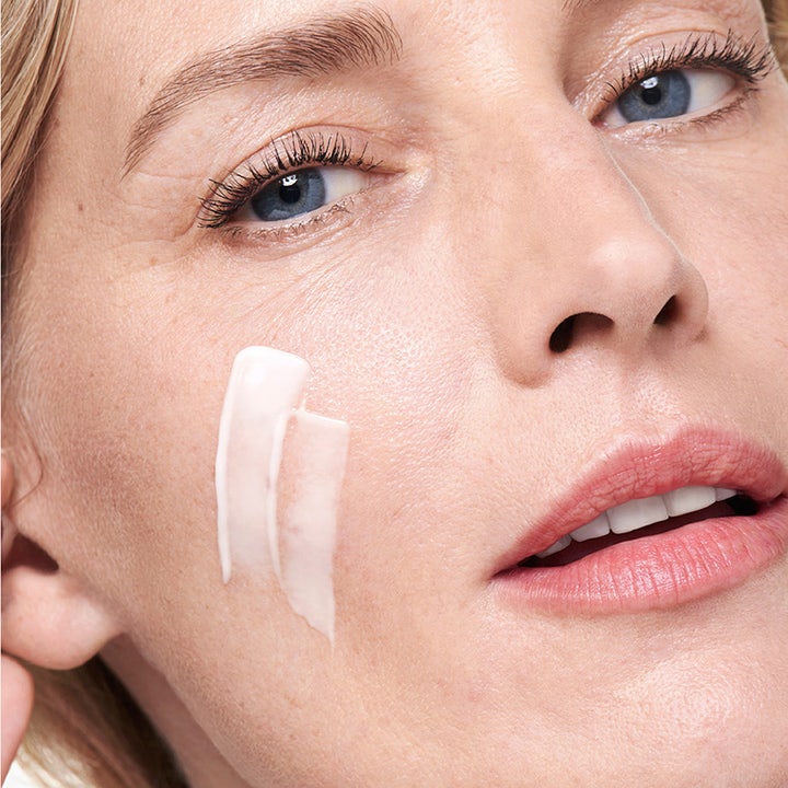 Shiseido Benefiance Wrinkle Smoothing Cream 50 ml rynkreducerande Benefiance antiage dagkräm struken på en kind