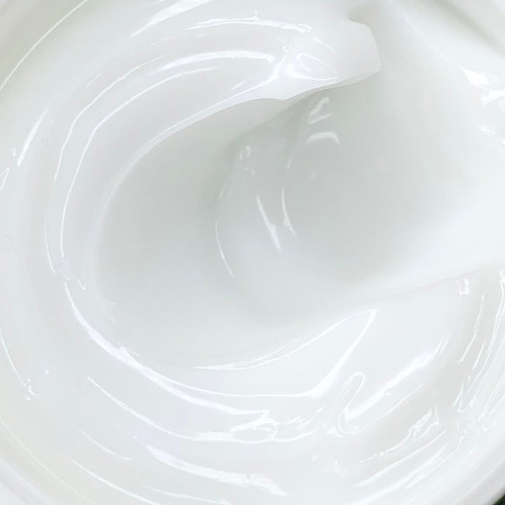 Dr. Ceuracle Tea Tree Purifine Cream 50 g lugnande ansiktskräm med en mjuk och glansig vit krämkonsistens.
