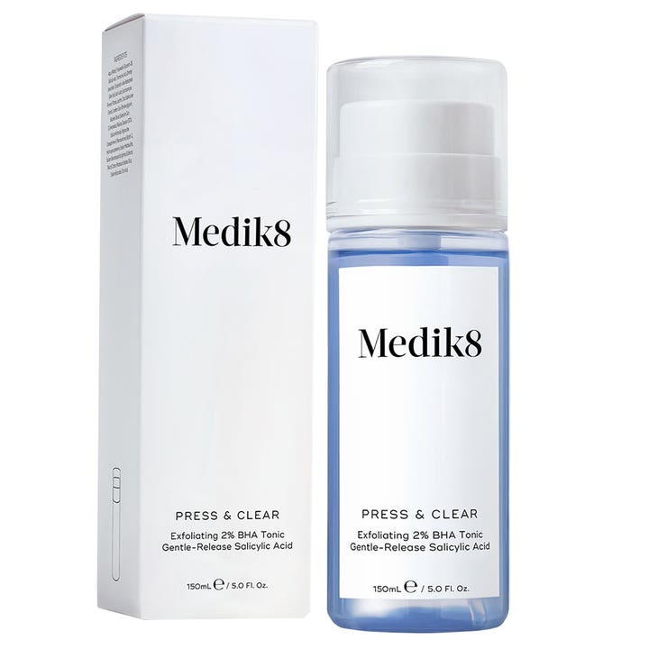 Medik8 Press & Clear 150 ml Medik8 exfoliering med 2% BHA tonic i en blåtonad pumpflaska och vit ytterbox.