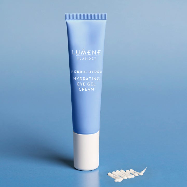 Lumene Hydrating Eye Gel Cream 15 ml återfuktande ögonkräm i ljusblå tub med krämig vit textur