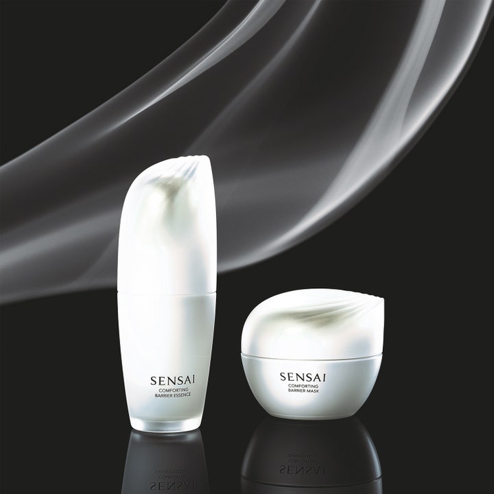 Sensai Comforting Barrier Essence 40 ml lugnande ansiktsserum bredvid mask mot svart bakgrund