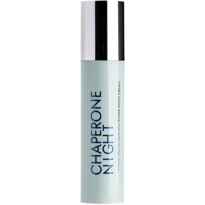 Beauté Pacifique Chaperone Night reparerande nattkräm i en stilren ljusblå flaska med glansigt silverlock