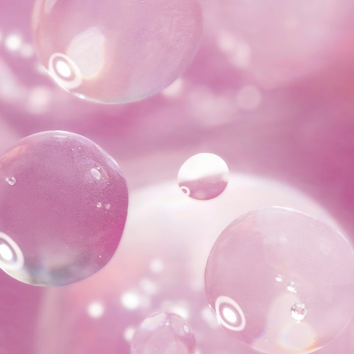 Lumene Bounce Moisturizer 50 ml återfuktande ansiktskräm med närbild på rosa bubblor och lystergivande textur.