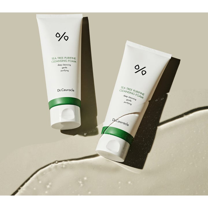 Dr. Ceuracle Tea Tree Purifine Cleansing Foam 150 ml antibakteriell ansiktsrengöring i tub bredvid klar geltextur