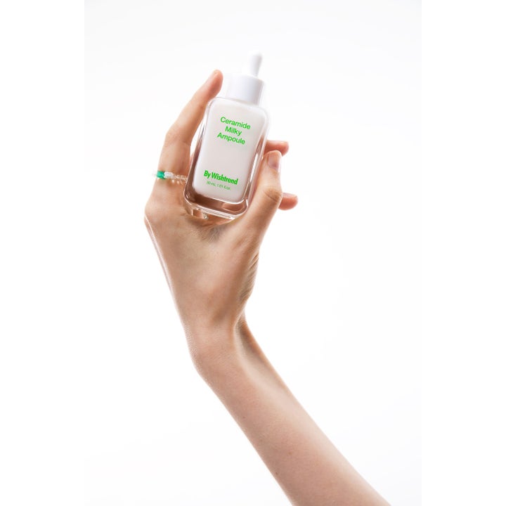 By Wishtrend Cera-barrier Soothing Ampoule 30 ml lugnande hudvård med ceramider i glasflaska som hålls i en hand