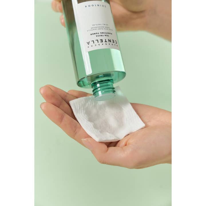 SKIN1004 Madagascar Centella Tea-Trica Purifying Toner 210 ml talgkontroll toner cica som hälls på en bomullspad.