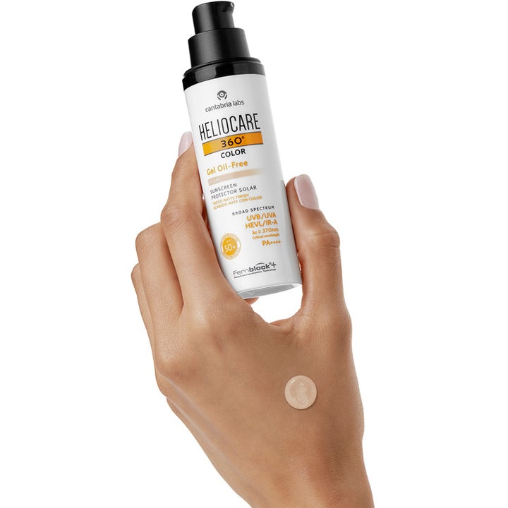 Heliocare 360 Color Gel Oil-Free SPF 50+ 50 ml i vit pumpflaska med en droppe av färgat solskydd på handen