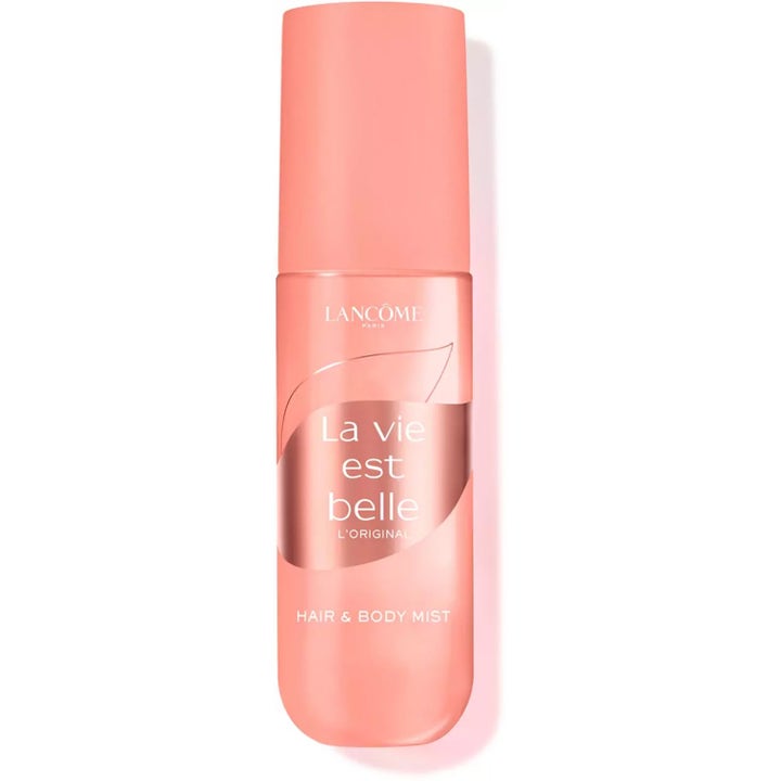 Lancôme La Vie Est Belle 150 ml parfymerad hair & body mist i persikofärgad sprayflaska med roséguldsdetalj.