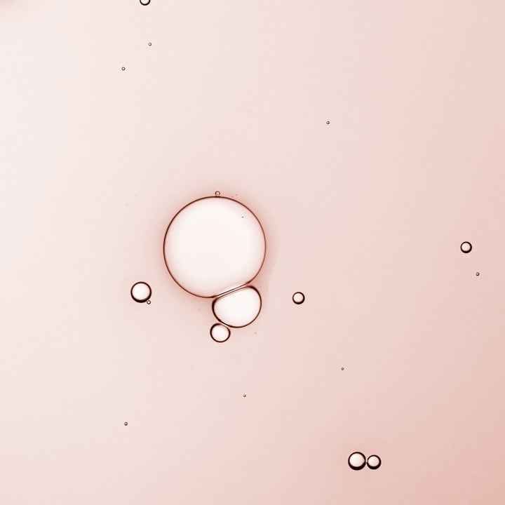 KORA Organics Turmeric Glow Drops Niacinamide Alternative Serum 10 ml med ljust rosa bubblig textur för lyster