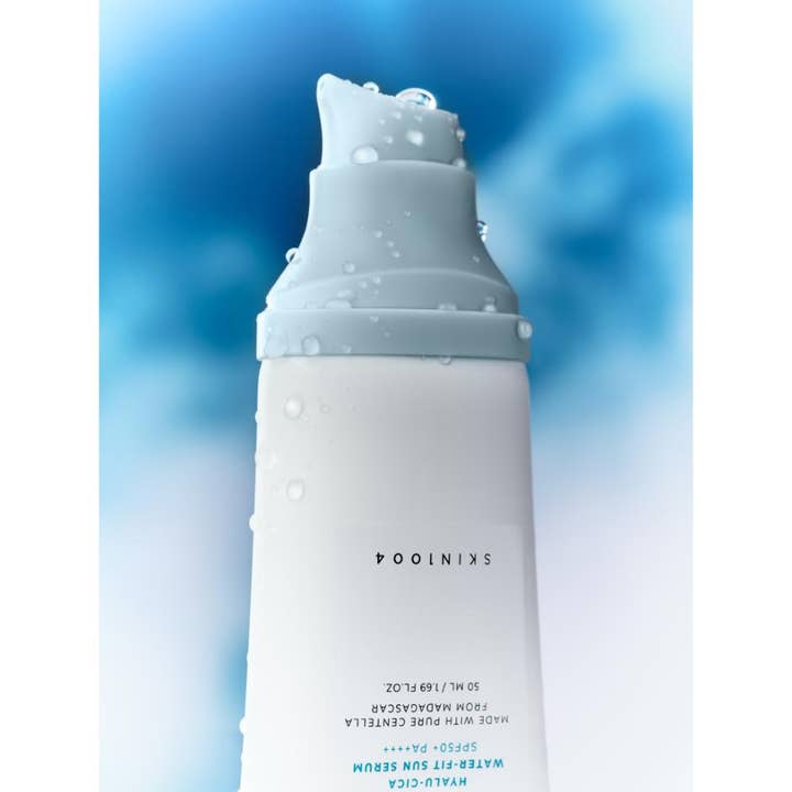 SKIN1004 Hyalu-Cica Sun serum 50 ml återfuktande hyaluron centella solserum i vit tub med ljusblå pump och vattendroppar
