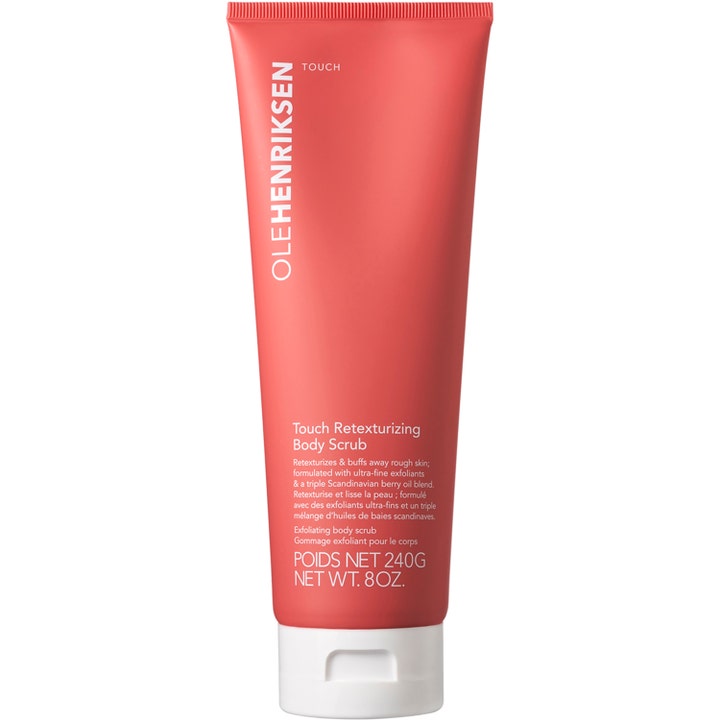 Ole Henriksen Touch Retexturizing Body Scrub 240 g kroppsskrubb med bärolja i en korallrosa tub med vitt lock