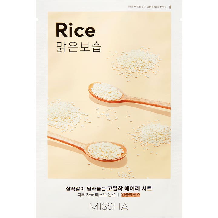 Missha Rice Airy Fit Sheet Mask 19g återfuktande ansiktsmask i vit förpackning med riskorn på små träskedar.