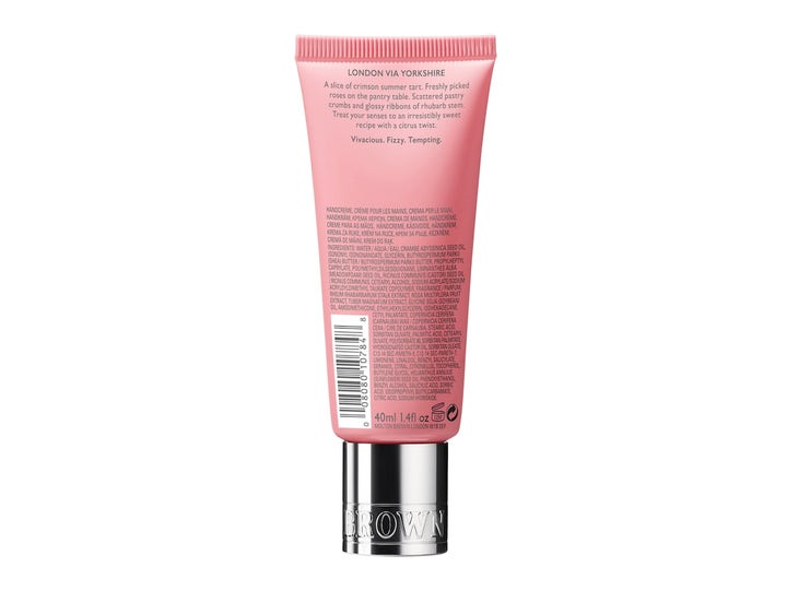 Molton Brown Delicious Rhubarb & Rose 40 ml fuktgivande handkräm baksidan av rosa tub med ingredienslista och silverkork