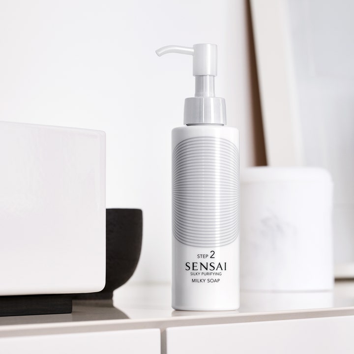 Sensai Silky Purifying Milky Soap 150 ml krämig rengöringsmjölk i vit pumpflaska i en stilren badrumsmiljö