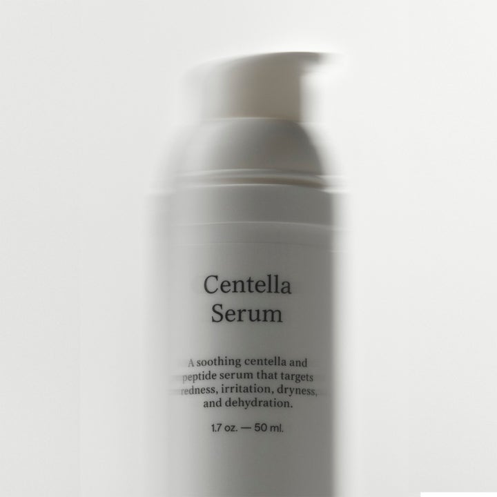 Jorgobé Centella Serum 50 ml centella asiatica lugnande serum i vit pumpflaska med en suddig effekt.