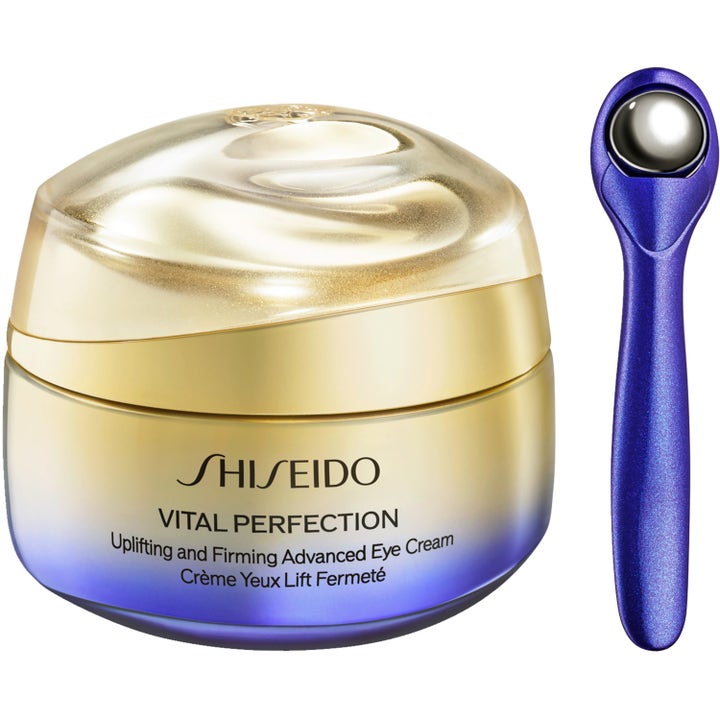 Shiseido Vital Perfection Uplifting and Firming Advanced Eye Cream 15 ml i guldblå burk med massageverktyg.