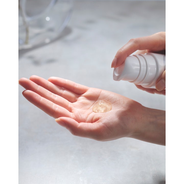 Sensai Silky Purifying Clear Gel Wash 145 ml clear gel rengöring som ger klar hy i en handflata.