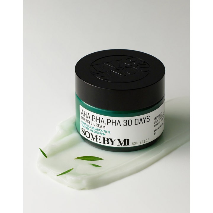Some By Mi Aha-Bha-Pha 30 Days Miracle Cream 60 g ansiktskräm på krämig textur med teatree-blad.