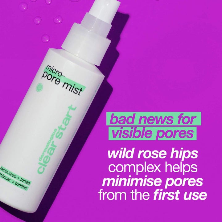 Dermalogica Clear Start Micro-Pore Mist porsammandragande ansiktsmist med niacinamid i vit sprayflaska mot lila bakgrund.