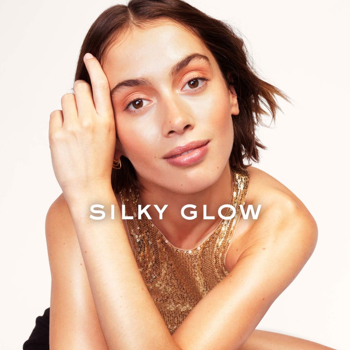Nuxe Huile Prodigieuse Florale Roll-On 60 ml lystergivande kroppsolja ger silky glow på kvinna i guldtopp