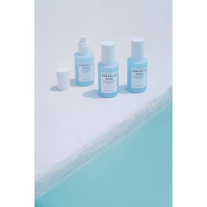 SKIN1004 Madagascar Centella Hyalu-Cica Blue Serum 30 ml centella hyaluronsyra serum i ljusblå pumpflaskor vid en pool