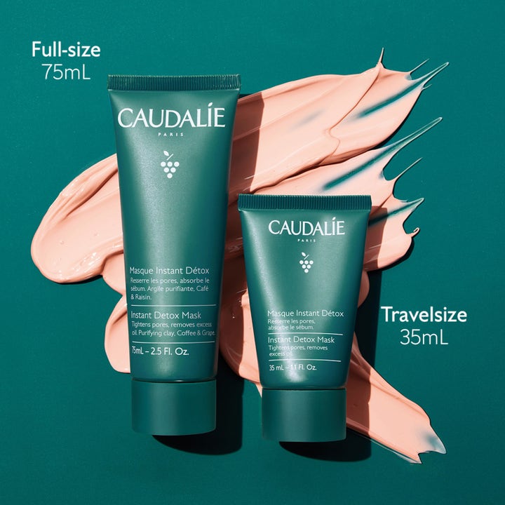 Caudalie Instant Detox Mask 35 ml djuprengörande ansiktsmask i grön tub framför svep av krämig rosa lera
