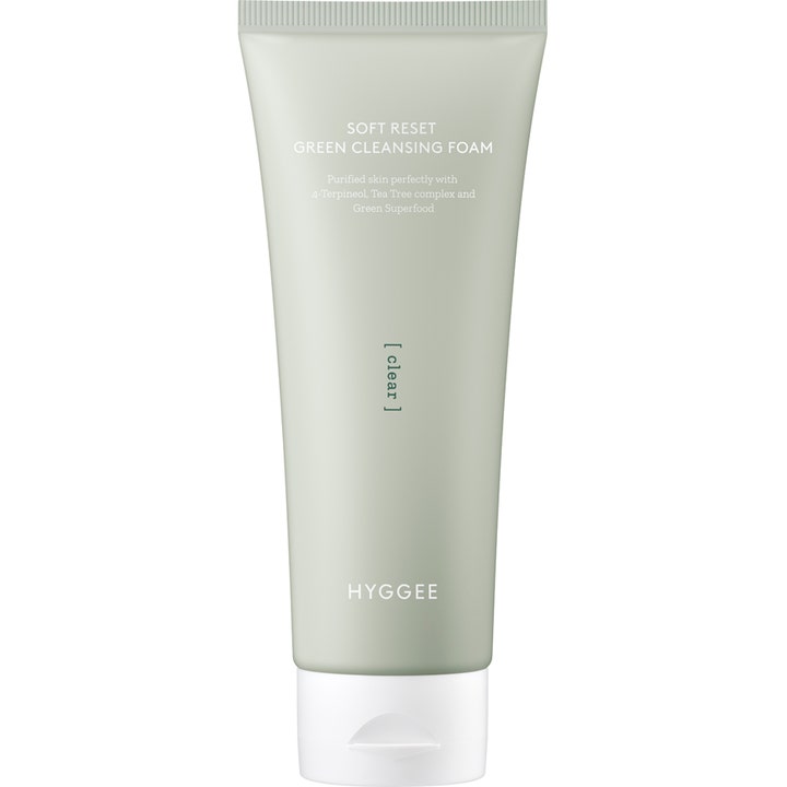 Hyggee Soft Reset Green Cleansing Foam ansiktsrengöring med superfood ingredienser i en matt ljusgrön tub med vitt lock.